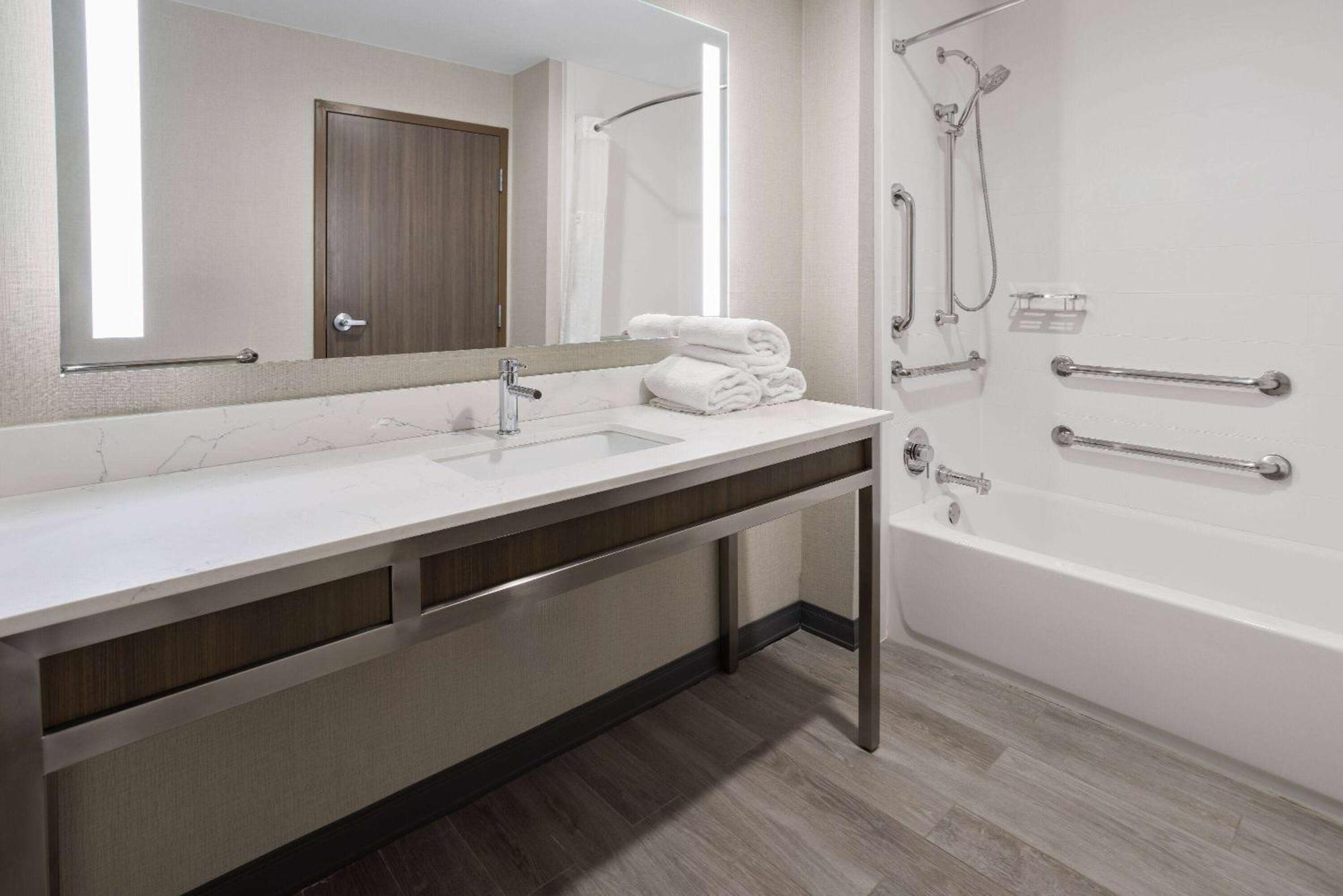 La Quinta Inn & Suites By Wyndham Locust Grove Bagian luar foto
